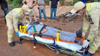 Ciclista bate com força contra caminhão e tem suspeita de fratura no bairro Floresta