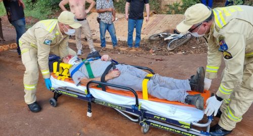 Imagem referente a Ciclista bate com força contra caminhão e tem suspeita de fratura no bairro Floresta