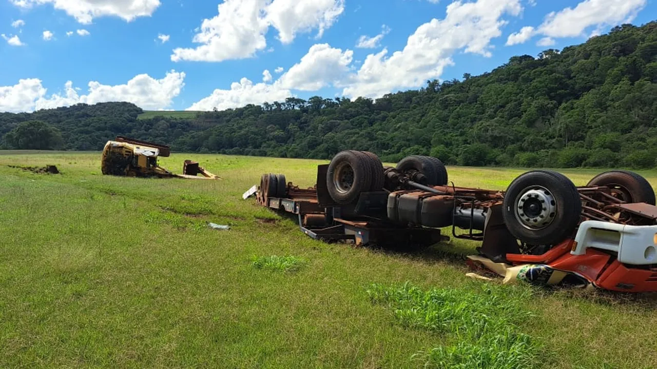 Caminhão transportando maquinário capota entre Corbélia e Braganey e motorista morre