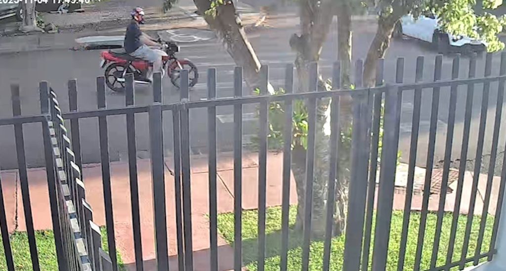 Batida entre moto e Kwid é flagrada por câmera de segurança