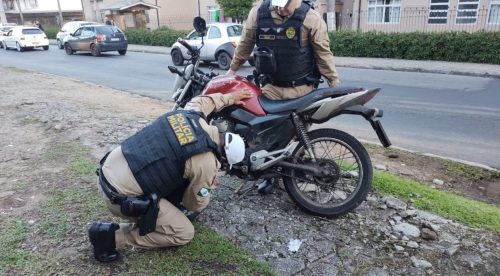 Jovem sem habilitação atropela duas mulheres ao empinar moto