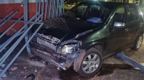 Imagem referente a Mulher é detida por embriaguez ao bater Celta na entrada de comércio na Av. Expresso Norte