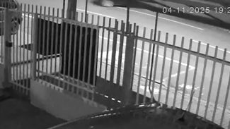 Câmera mostra carro desgovernado antes de bater em comércio em Cascavel Câmera mostra carro desgovernado antes de bater em comércio em Cascavel