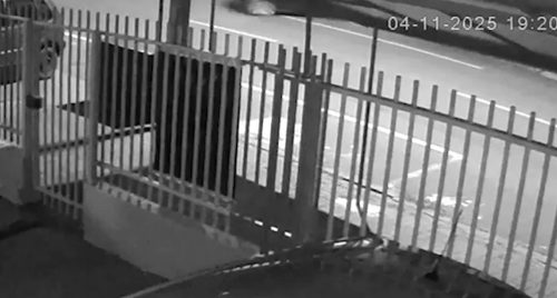 Imagem referente a Câmera mostra carro desgovernado antes de bater em comércio em Cascavel