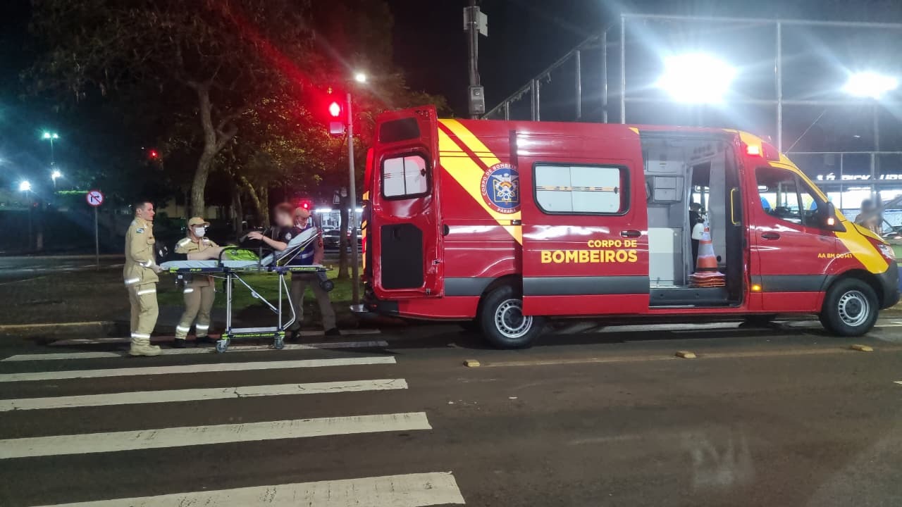 Jovem lesiona o joelho durante jogo de futebol na Avenida Brasil
