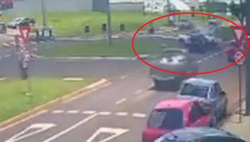 Imagem referente a Câmera mostra colisão entre Astra e Strada na Avenida Rocha Pombo