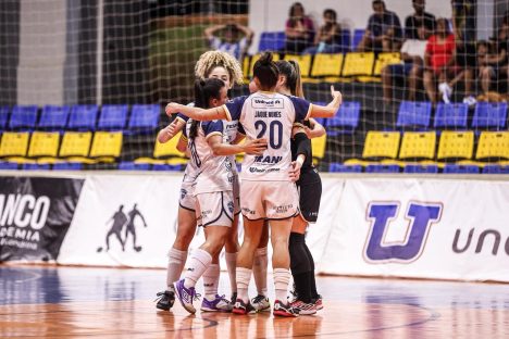 Stein vence Londrina por 3 a 0 e larga na frente na semifinal do Paranaense Imagem referente a Stein vence Londrina por 3 a 0 e larga na frente na semifinal do Paranaense