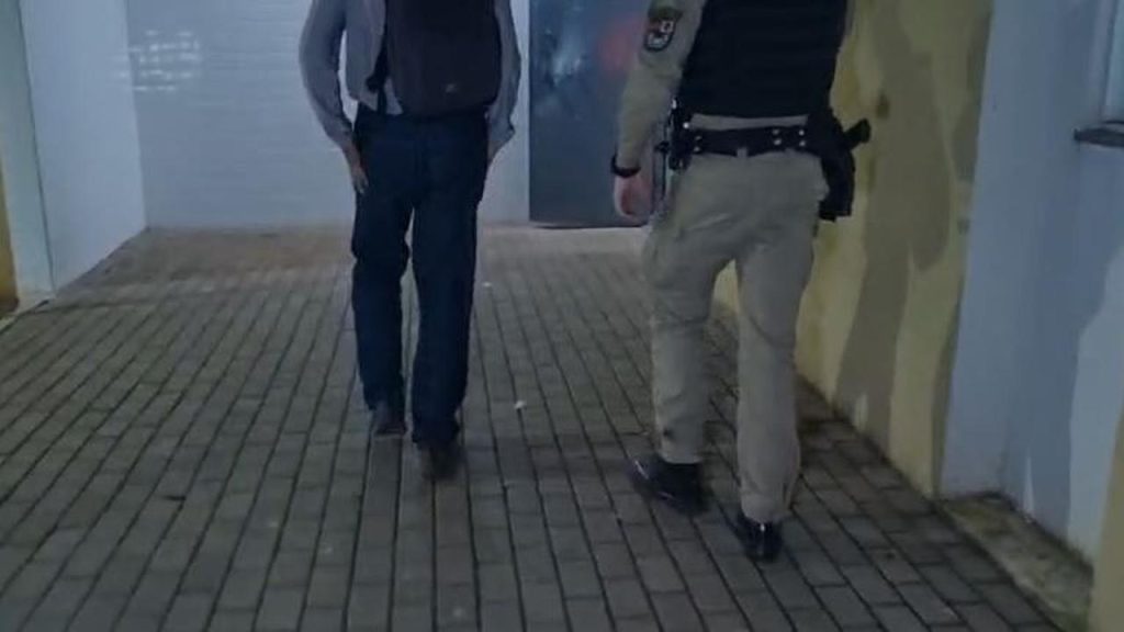 Tutor de cães que atacaram pedestres no Recanto Tropical é encaminhado à delegacia durante a madrugada Tutor de cães que atacaram pedestres no Recanto Tropical é encaminhado à delegacia durante a madrugada