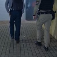 Imagem referente a Tutor de cães que atacaram pedestres no Recanto Tropical é encaminhado à delegacia durante a madrugada