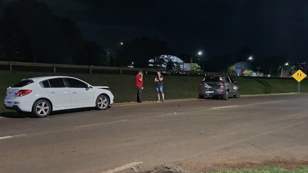 Batida na madrugada: carros se chocam em avenida de mão inglesa Batida na madrugada: carros se chocam em avenida de mão inglesa
