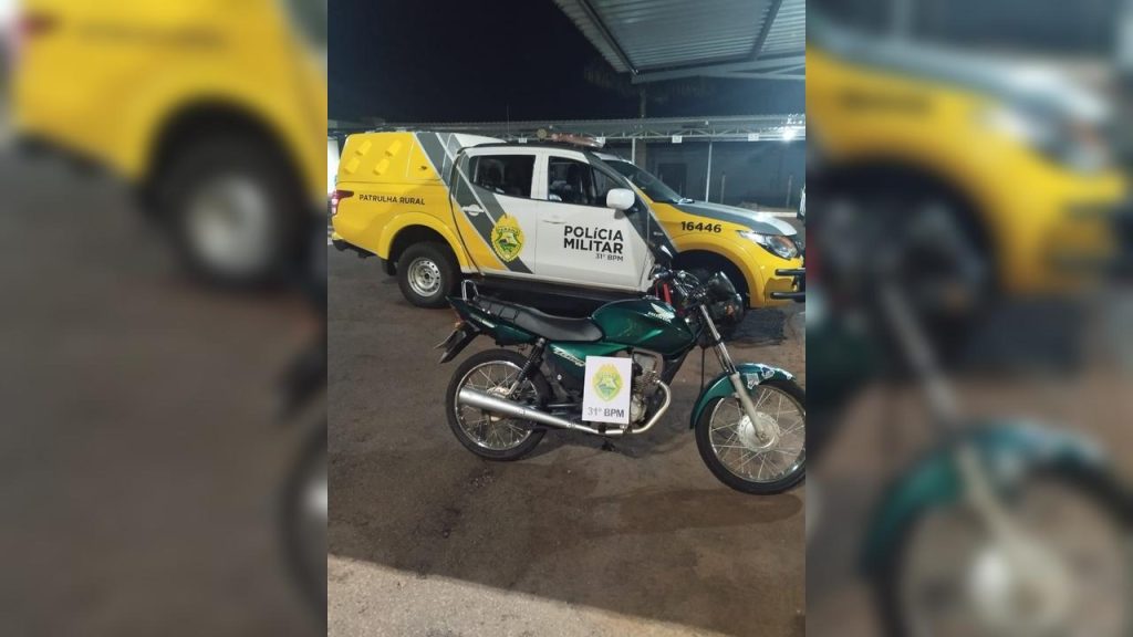 Dupla suspeita é flagrada sem CNH e com moto irregular no centro da Cidade Dupla suspeita é flagrada sem CNH e com moto irregular no centro da Cidade
