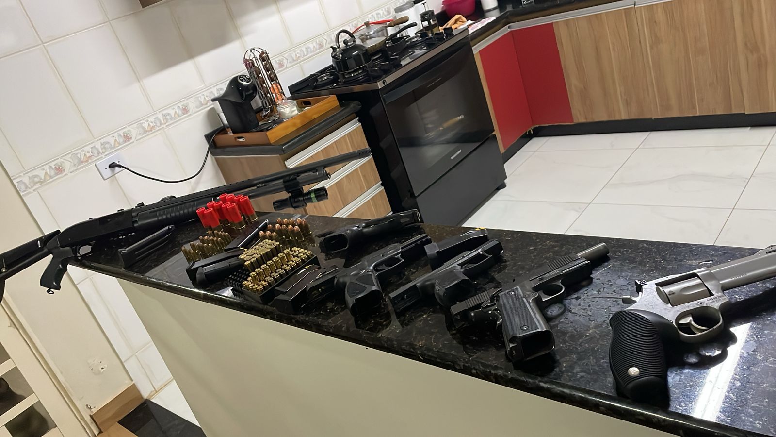 Polícia Civil deflagra operação contra bando que fingiu ser polícia e levou US$ 210 mil de aeroporto Polícia Civil deflagra operação contra bando que fingiu ser polícia e levou US$ 210 mil de aeroporto
