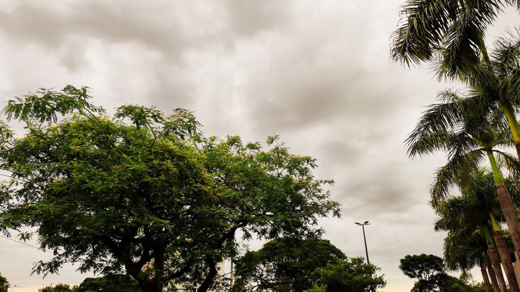 Defesa Civil emite alerta de risco de trovoadas e temporal em Cascavel Defesa Civil emite alerta de risco de trovoadas e temporal em Cascavel