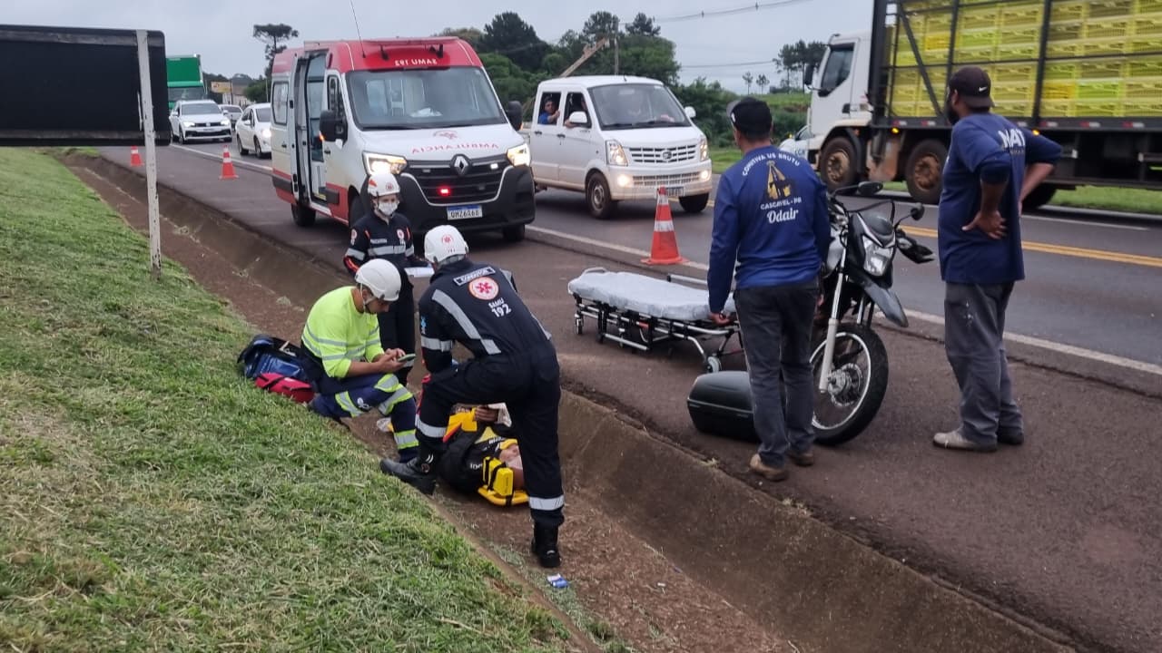 Motociclista é arremessado para canaleta de água após colisão na BR-277 Motociclista é arremessado para canaleta de água após colisão na BR-277
