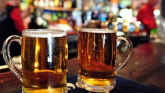 Juiz absolve dez réus da contaminação de cervejas Backer Juiz absolve dez réus da contaminação de cervejas Backer