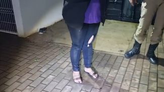 Mãe acusada de maus-tratos é liberada com tornozeleira eletrônica; caso segue sob investigação do NUCRIA em Cascavel Mãe acusada de maus-tratos é liberada com tornozeleira eletrônica; caso segue sob investigação do NUCRIA em Cascavel