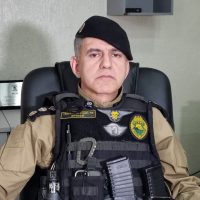 Imagem referente a Motorista de carro e PMs podem ter salvo vida de homem atacado por rottweiler