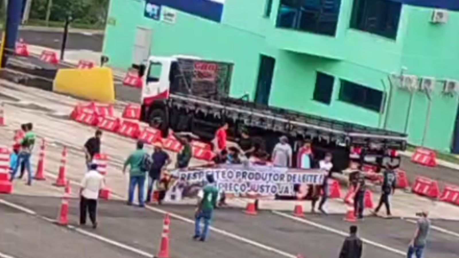 Produtores de leite travam pedágio e protestam contra crise na BR-277 Imagem referente a Produtores de leite travam pedágio e protestam contra crise na BR-277