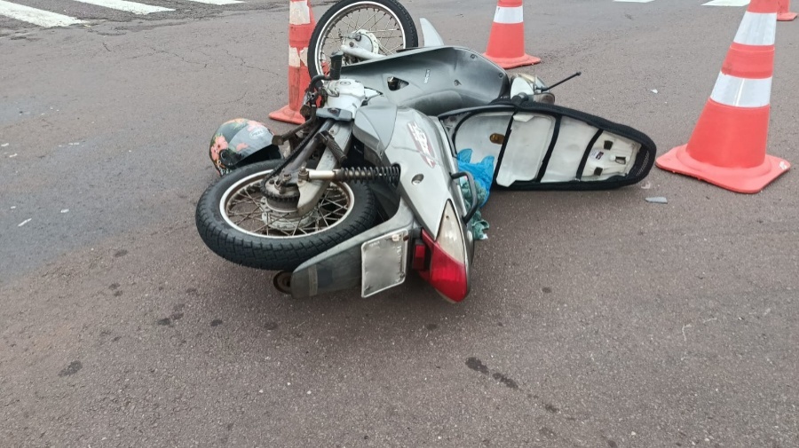 Mulher fica ferida após colisão entre motocicleta e automóvel em Toledo Mulher fica ferida após colisão entre motocicleta e automóvel em Toledo