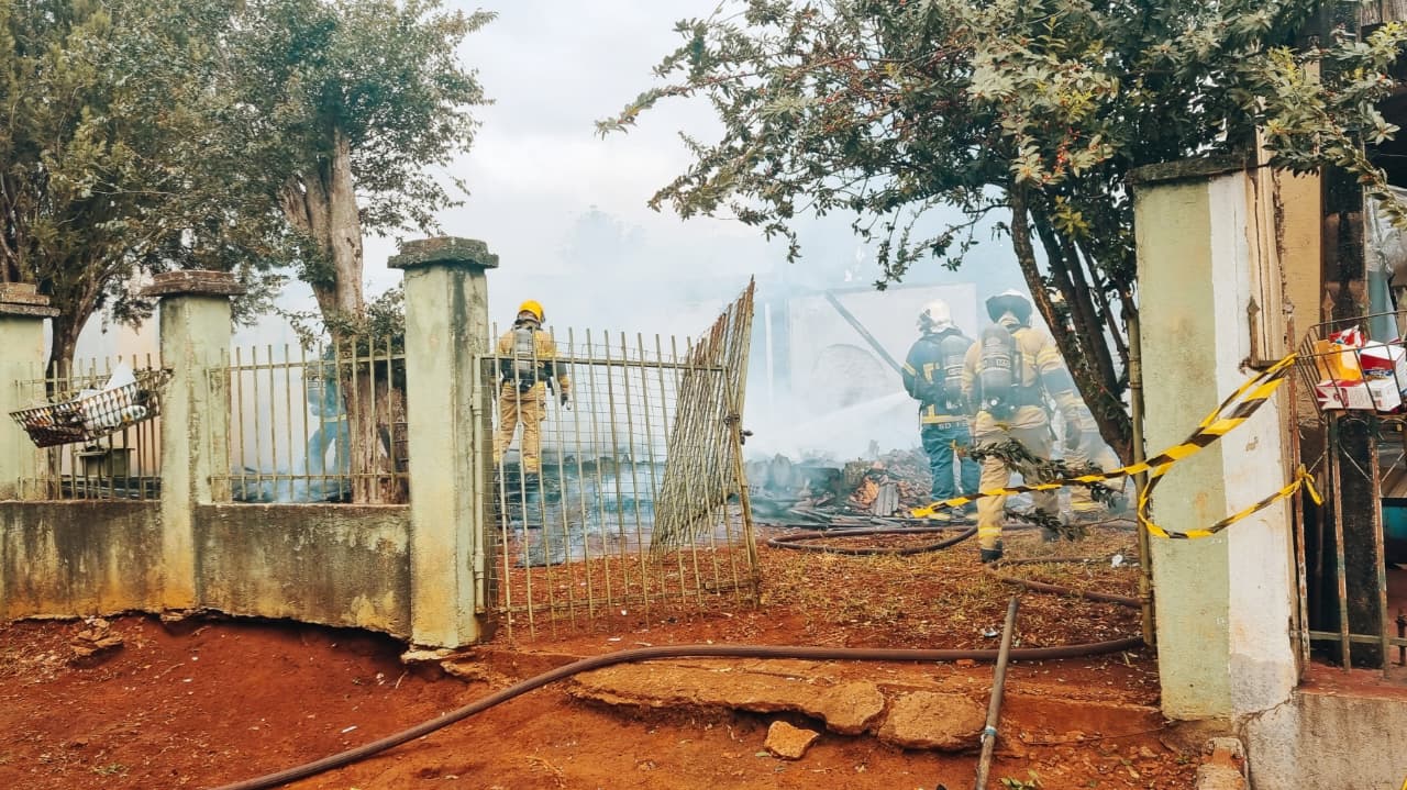Casa é destruída por incêndio no bairro Interlagos em Cascavel