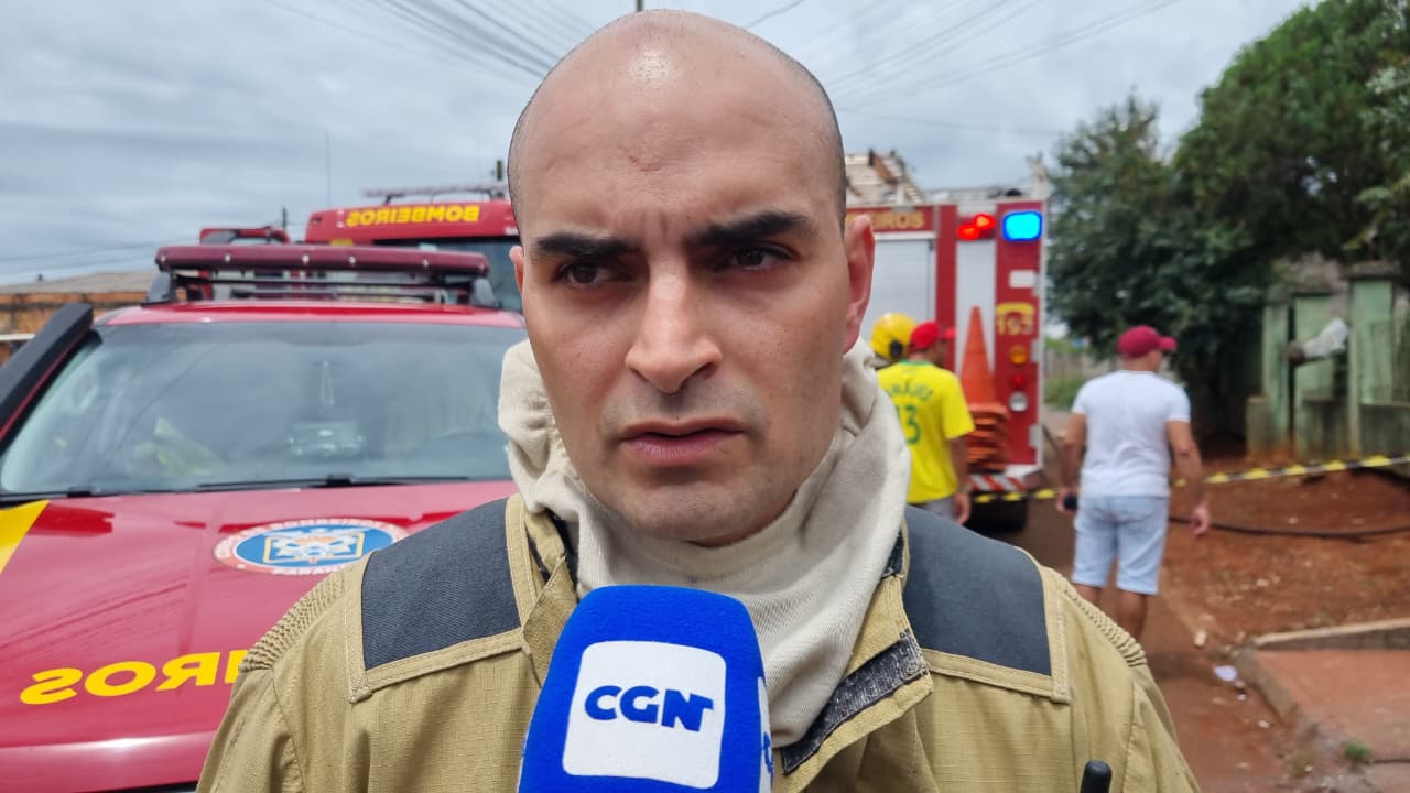 “A residência queimou na íntegra, todas as paredes, não ficou quase nada ali”, relata oficial dos Bombeiros