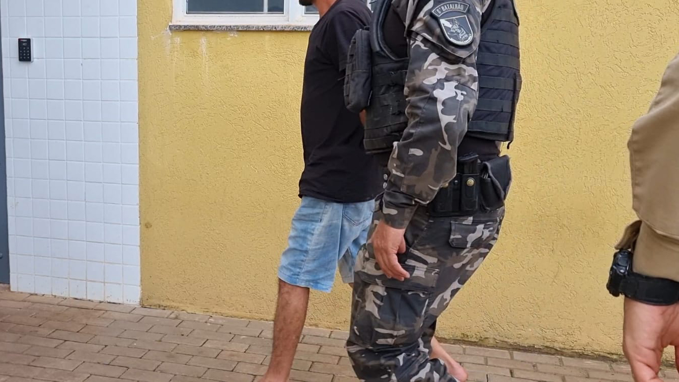 Homem é preso pelo Choque Canil com porções de maconha em Cascavel