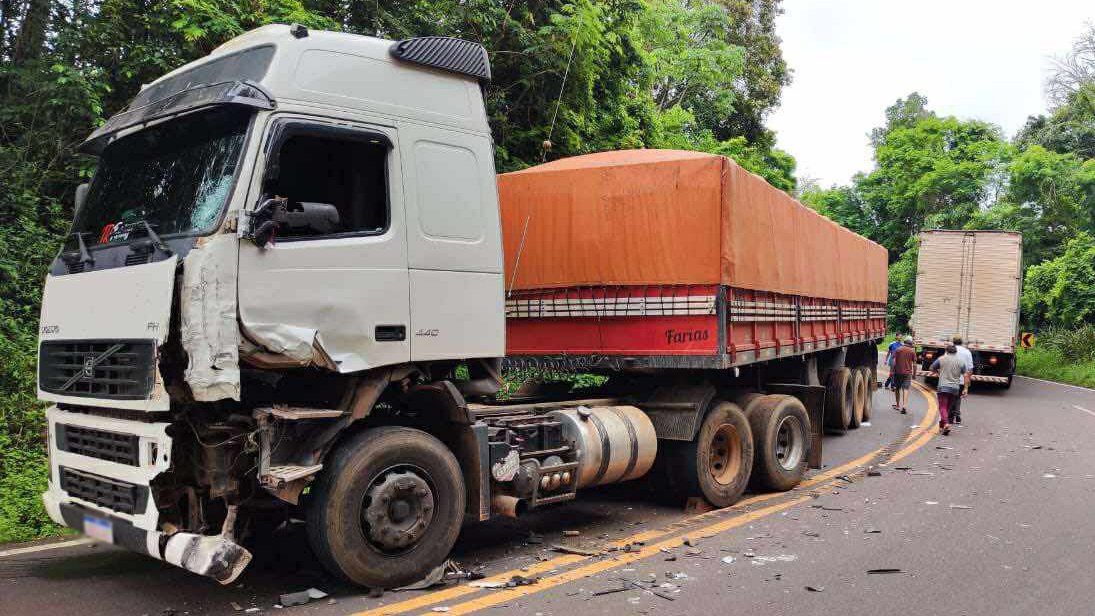 Colisão entre carreta e caminhão baú bloqueia PR-471 entre Catanduvas e Três Barras do Paraná