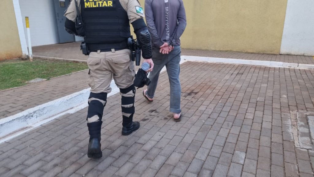 Homem embriagado é detido após acidente de trânsito Homem embriagado é detido após acidente de trânsito