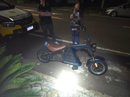 PM apreende scooter irregular ao flagrar jovem fazendo zigue-zague na Avenida Carlos Gomes
