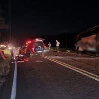 Imagem referente a Vítima fica encarcerada após colisão entre caminhonete e ônibus com estudantes na PR-180 em Cascavel