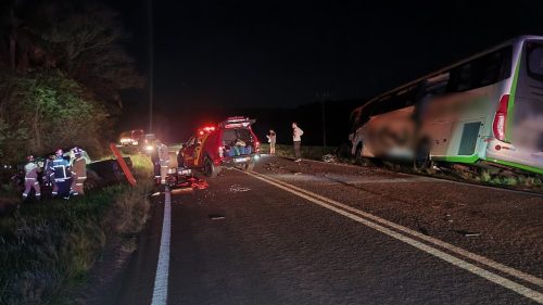 Vítima fica encarcerada após colisão entre caminhonete e ônibus com estudantes na PR-180 em Cascavel