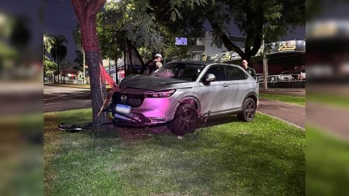 Condutor bate carro em árvore no Centro e recusa teste do bafômetro