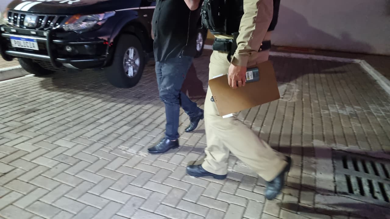 Após bater carro e recusar o teste do bafômetro, motorista é conduzido pela PM à Delegacia
