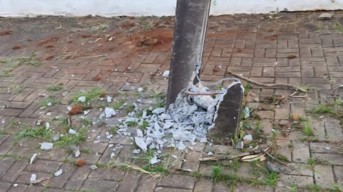 Moradores do Neva tem medo que poste na Rua Cuiabá possa cair