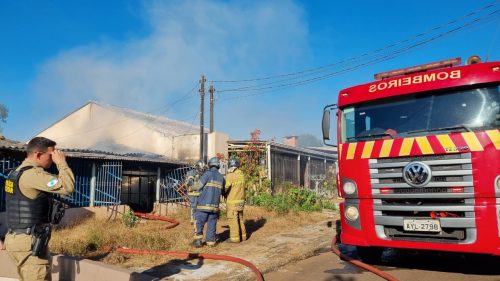Casa pega fogo no Bairro Brasília e Corpo de Bombeiros é acionado