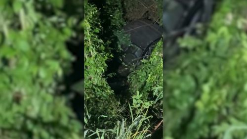 Vídeo mostra carro caído em barranco após tentativa de roubo e falsa comunicação de crime