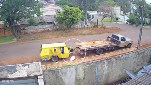 Câmera flagra homem defecando em via pública em plena luz do dia