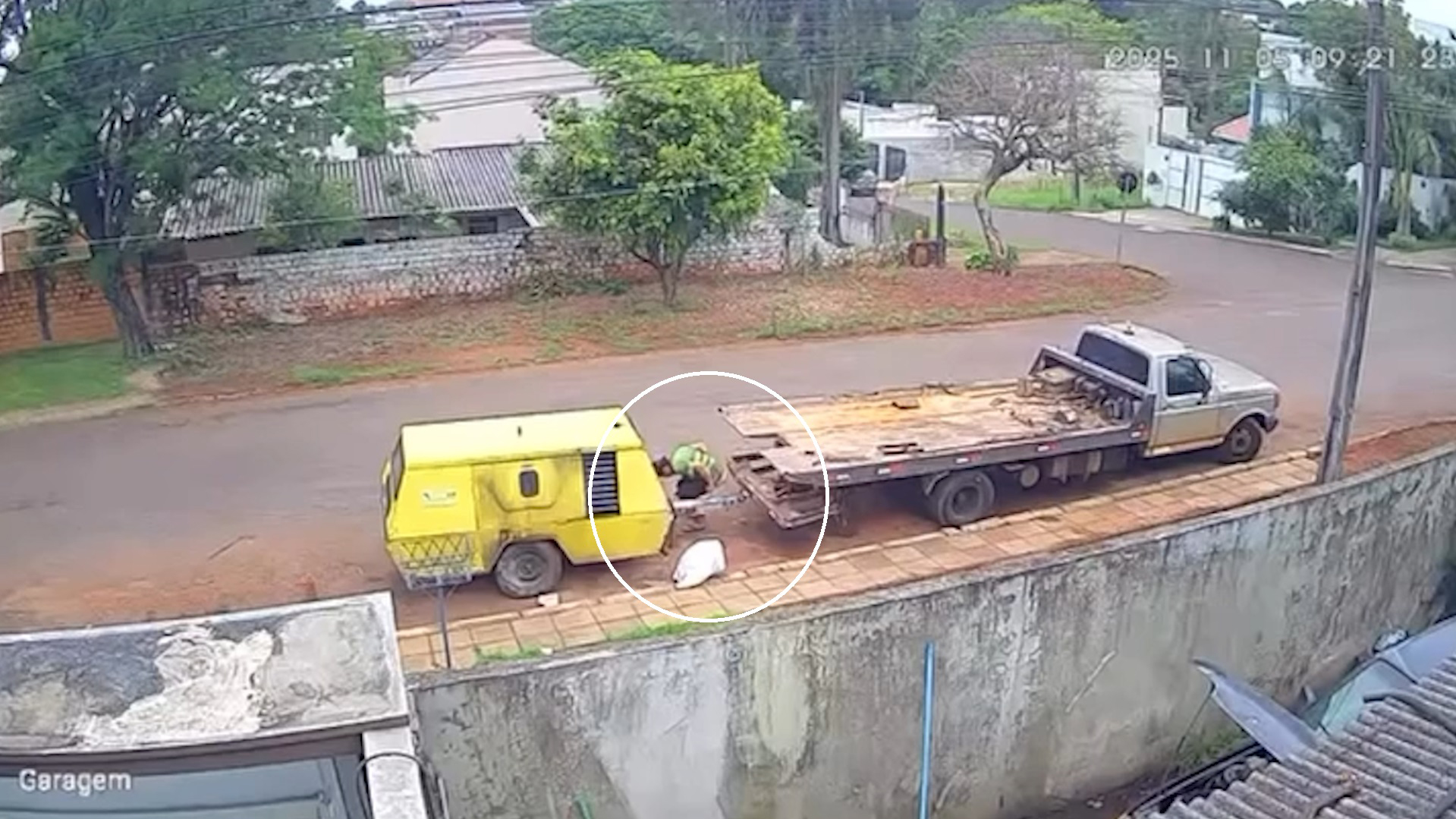 Câmera flagra homem defecando em via pública em plena luz do dia