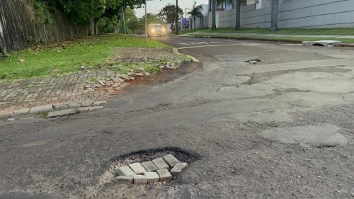 Trecho entre as ruas Jacarezinho e Terra Roxa preocupa motoristas por buracos e risco de colisão