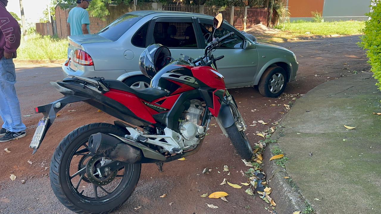 Motociclista de 19 anos fica ferido em colisão entre carro e moto no Bairro Coqueiral
