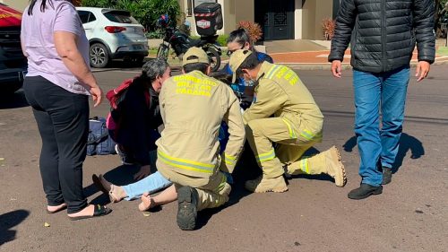 Mulher fica ferida em colisão entre carro e motocicleta no Centro de Cascavel