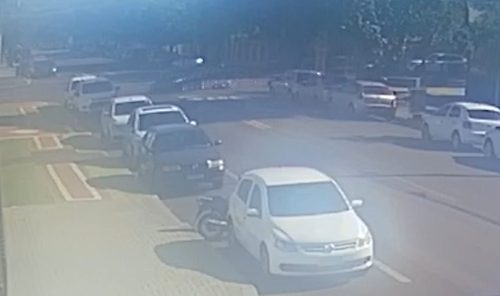 Vídeo mostra colisão entre Corolla e Honda Biz que deixou gestante ferida no Centro de Cascavel