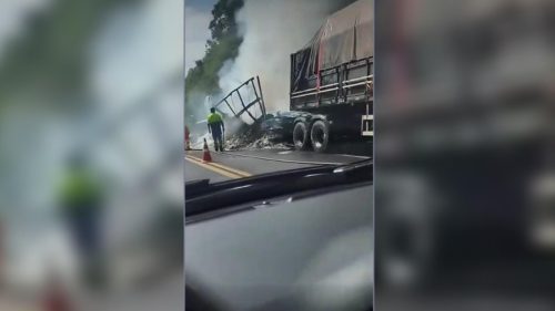 Caminhão pega fogo na BR-277 e causa bloqueio na Serra da Esperança Imagem referente a Caminhão pega fogo na BR-277 e causa bloqueio na Serra da Esperança