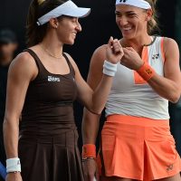 Dupla de Stefani vira sobre atual campeã e vai à semi do WTA Finals Imagem referente a Dupla de Stefani vira sobre atual campeã e vai à semi do WTA Finals