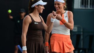 Dupla de Stefani vira sobre atual campeã e vai à semi do WTA Finals Dupla de Stefani vira sobre atual campeã e vai à semi do WTA Finals