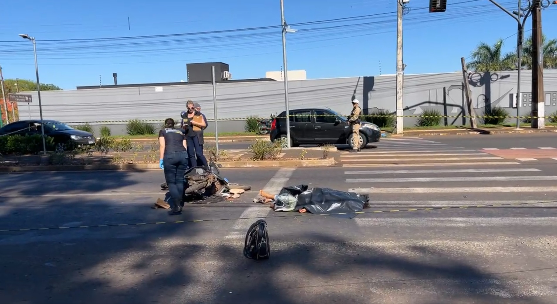 Mulher morre após ter corpo esmagado em acidente com caminhão Imagem referente a Mulher morre após ter corpo esmagado em acidente com caminhão