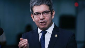 Rotular facções como terroristas não combate crime, diz Randolfe Rotular facções como terroristas não combate crime, diz Randolfe