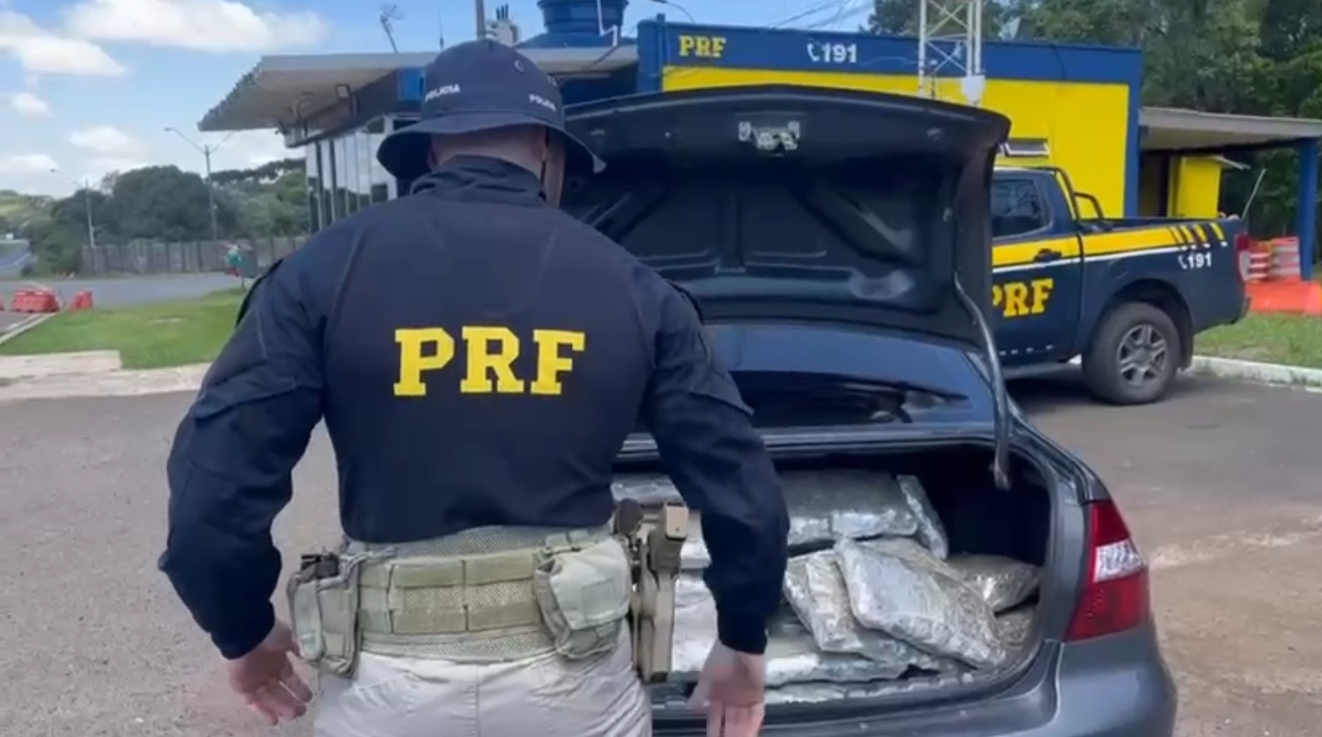 PRF apreende 120 quilos de skunk após fuga na BR-277, em Guarapuava