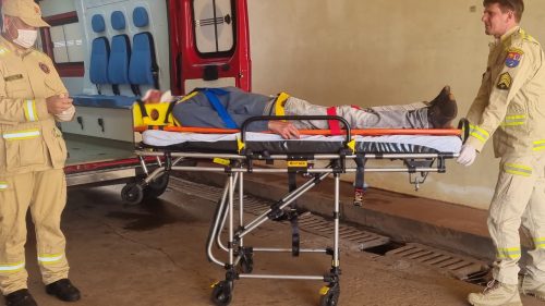 Homem de 55 anos é socorrido após cair e bater a cabeça em rua de Cascavel