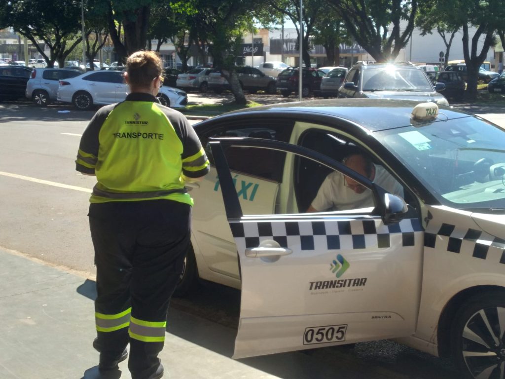 Transitar fiscaliza táxis na Rodoviária de Cascavel Transitar fiscaliza táxis na Rodoviária de Cascavel
